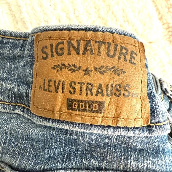 Signature Levi Strauss Womens Size 16M Mid Rise Boot Cut Blue Jeans Staple - Picture 3 of 15